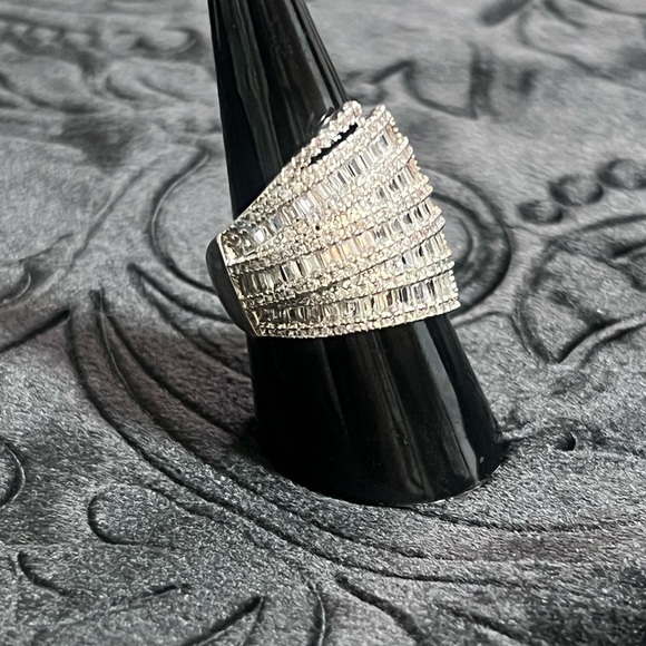 Elegant Silver Women's Ring - Picture 2 of 4